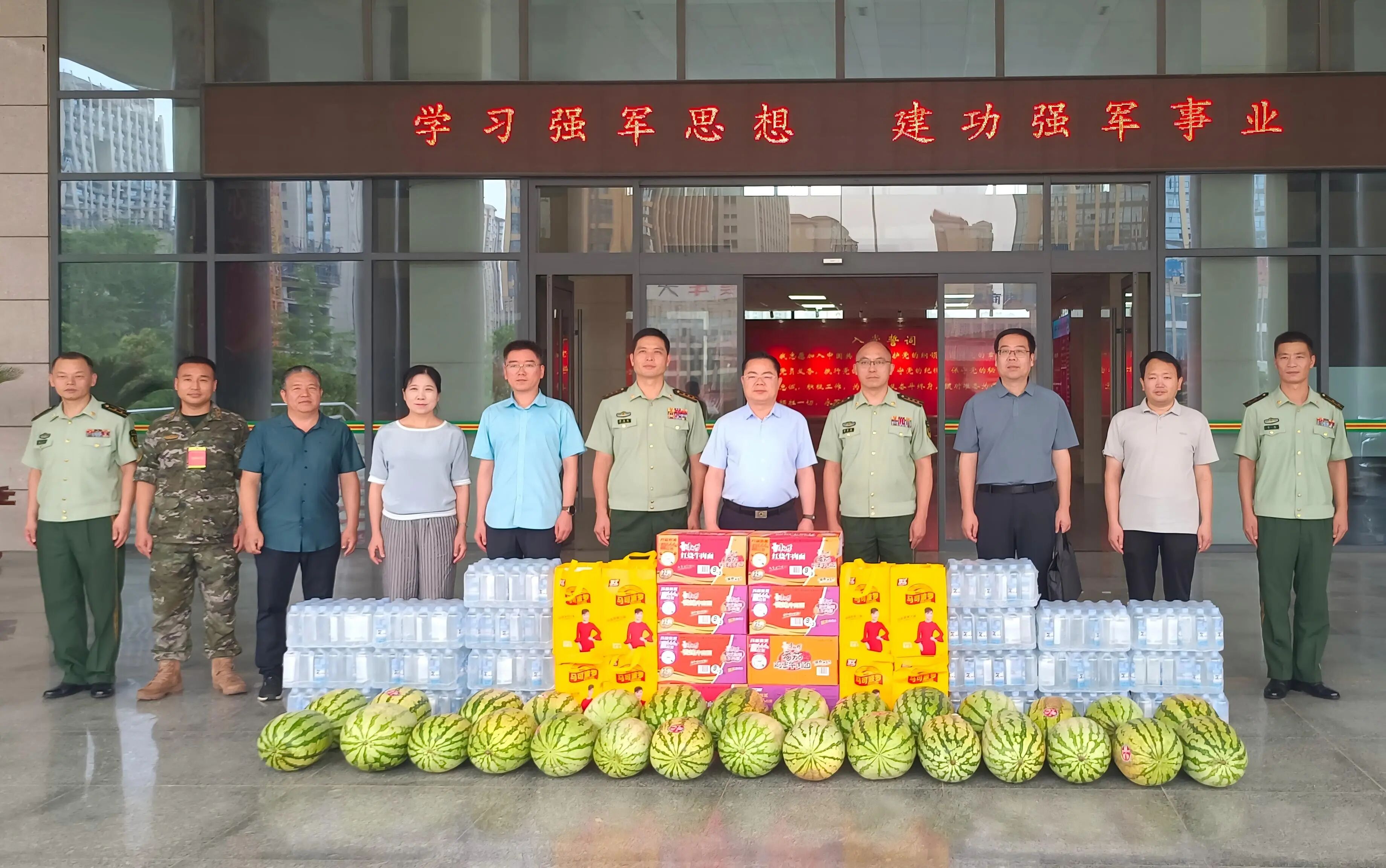 市财政局开展“八一”慰问活动